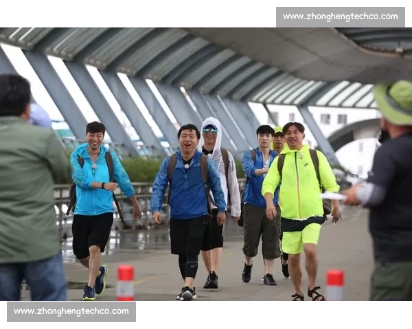 悬崖跳水惊魂：民间爱好者的极限挑战与伤痛代价