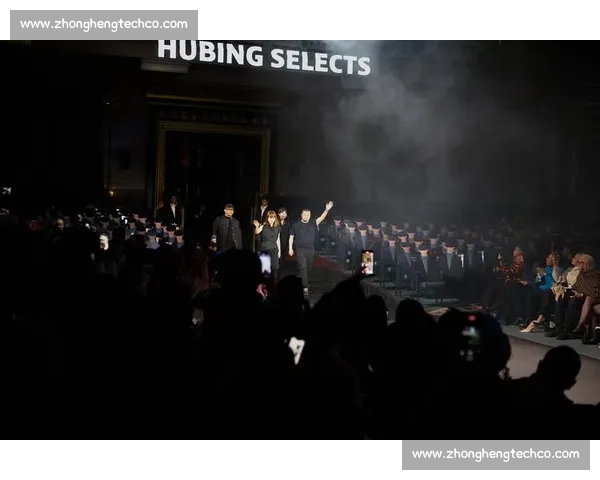 巴洛特利巴黎时装周跨界首秀 34 岁足坛传奇开启时尚新征程